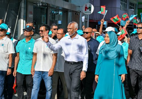 އޭޕްރީލް 3 ވަނަ ދުވަހު/ ކެމްޕެއިން ނިންމާލުމަށް ބޭއްވި ބޮޑު ހިނގާލުން----ފޮޓޯ: ޕީއެންސީ