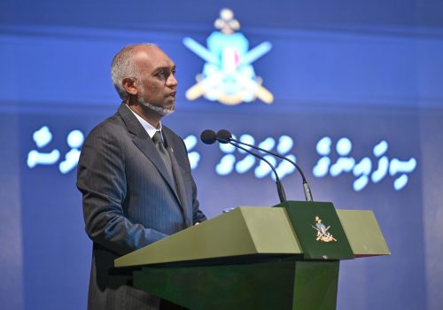 ސިފައިންނަށް 134 އަހަރު ފުރުން ފާހަގަކުރުމަށް ބޭއްވި ރަސްމީ ޖަލްސާގައި ރައީސް ޑރ. މުޙައްމަދު މުޢިއްޒު ވާހަކަފުޅުދައްކަވަނީ -- ފޮޓޯ: ރައީސް އޮފީސް