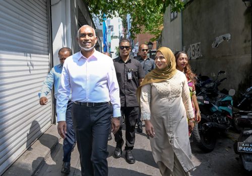 އަލައިކާ ކެމްޕެއިންގައި މާފަންނު ހުޅަނގު ގޭގެއަށް ރައީސުލްޖުމްހޫރިއްޔާއާއެކު ހިންގަވަނީ -- ފޮޓޯ: ފޭސްބުކް