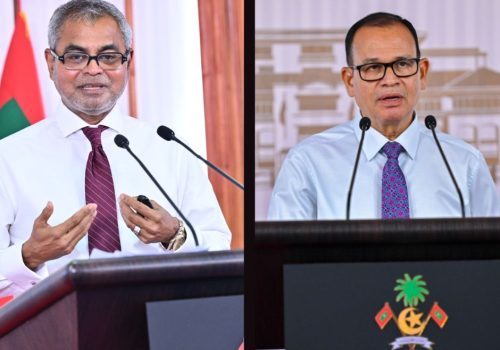 ކުރީގެ ސިޓީތަކާއި އިދާރީ ދާއިރާތަކާ ބެހޭ ވަޒީރު އާދަމް ޝަރީފް އުމަރު އަދި ކުރީގެ އެންވަޔަރަންމަންޓް މިނިސްޓަރު ޠާރިޤް އިބްރާހީމް -- ފޮޓޯ: ރައީސް އޮފީސް