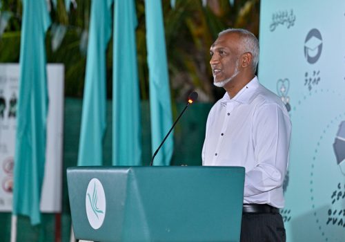 ރައީސުލްޖުމްހޫރިއްޔާ ޑރ. މުހައްމަދު މުއިއްޒު ޕީއެންސީ ޖަލްސާއެއްގައި ޥާހަކަފުޅުދައްކަވަނީ -- ފޮޓޯ: ޕީއެންސީ