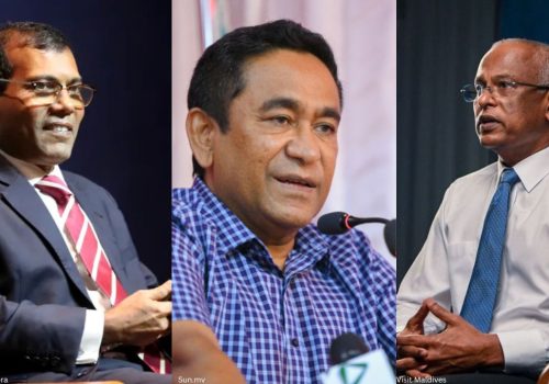 ކަނާތުން ވައަތަށް؛ ކުރީގެ ރައީސް އިބްރާހިމް މުހައްމަދު ސޯލިލް، ކުރީގެ ރައީސް ޔާމީން އަބްދުލް ޤައްޔޫމް އަދި ކުރީގެ ރައީސް މުހައްމަދު ނަޝީދު -- ފޮޓޯ: ވިޒިޓް  މޯލްޑިވްސް، ސަން.އެމްވީ، އަލްޖަޒީރާ