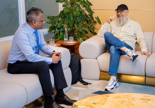 ސައުދި އަރަބިއްޔާގެ މަޝްހޫރު ދީނީ އިލްމުވެރިޔާ ޝެއިހް އާސިމް އަލް ހަކީމަށް މާލެސިޓީގެ މޭޔަރު އާދަމް އާޒިމް މަރުހަބާ ދަންނަވަނީ -- ފޮޓޯ÷: ދަ ޓްރެވެލާ