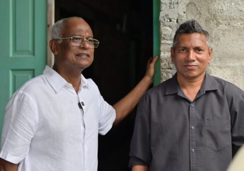 އެމްޑީޕީގެ ކެންޑިޑޭޓް ޢަބްދުﷲ ޞާދިޤް (ސޯބެ) އާއި ކުރީގެ ރައީސް އިބާރާހިމް މުހައްމަދު ސާލިހް -- ފޮޓޯ: އެކްސް