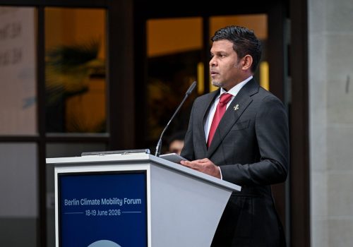 ލިން ކްލައިމެޓް މޮބިލިޓީ ފޯރަމް 2026 އިފްތިތާޙްކުރުމަށް ބޭއްވި ހައިލެވެލް ސެގްމަންޓްގައި  ނައިބު ރައީސް ވާހަކަފުޅުދައްވަނީ -- ފޮޓޯ: ރައީސް އޮފީސް