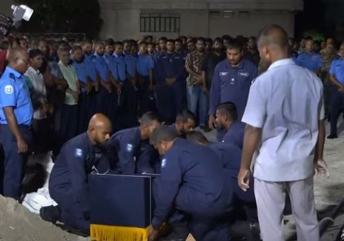 މޯލްޑިވްސް ޕޮލިސް ސާވިސްގެ ސީނިއާ ސާޖަންޓް އަހުމަދު އާސިފްގެ ހަށިގަނޑު، ފުލުހުންގެ ރަސްމީ ޝަރަފުވެރިކަމުގެ އިއްޒަތުގައި ވަޅުލަނީ --