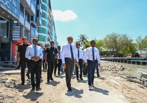 ބޮޑުތަކުރުފާނު މަގު ތަރައްޤީކުރުމުގެ މަސައްކަތް ހިނގަމުންދާގޮތް ބައްލަވައިލެއްވުމަށް ރައީީސް އެސަރަހައްދަށް ވަޑައިގެންނެވުން--ފޮޓޯ:ރައީސްއޮފީސް