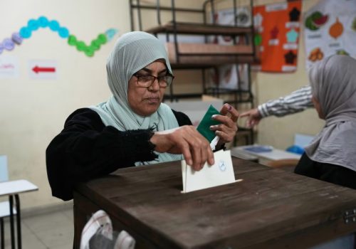 ޣައްޒާގައި ފަލަސްތީނުގެ އަންހެނަކު ހޮނިހިރު ދުވަހު މުނިސިޕަލް އިންތިހާބުގައި ވޯޓުލަނީ -- ފޮޓޯ: އަބްދުލް ކަރީމް ހަނާ/އޭޕީ