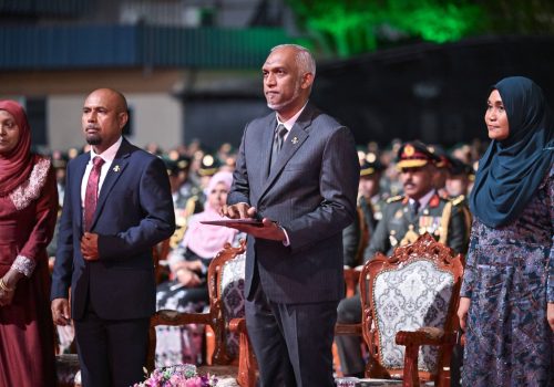 ރައީސުލްޖުމްހޫރިއްޔާ އަދި ސިފައިންގެ އެންމެ މަތީ ވެރިޔާ، ޑޮކްޓަރ މުޙައްމަދު މުޢިއްޒު ސިފައިންގެ ސްކޫލް އޮފް އިންޖިނިއަރިން އެންޑް ލޮޖިސްޓިކްސް އިފްތިތާޙުކޮށް ދެއްވުން -- ފޮޓޯ: ރައީސް އޮފީސް