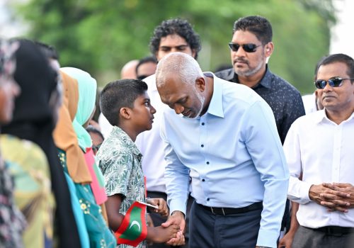 ރައީސް އައްޑޫ ސިޓީއަށް ކުރެއްވި ދަތުރުފުޅުގަައި ކުޑަކުއްޖަކާ ސަލާމް ކުރައްވަނީ -- ފޮޓޯ: ރައީސް އޮފީސް