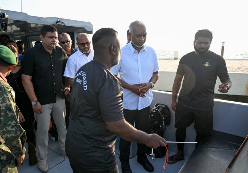 ވ. އަތޮޅުގައި ފީނަން ގޮސް އުޅުނު އިޓަލީ ވިލާތުގެ ޑައިވަރުންތައް ހޯދުމަށް ކުރަމުންދާ މަސައްކަތްތައް ބައްލަވާލެއްވުމަށް ރައީސުލްޖުމްހޫރިއްޔާ ޑޮކްޓަރ މުޙައްމަދު މުޢިއްޒު އެ ސަރަހައްދަށް ޒިޔާރަތްކުރެއްވުން -- ފޮޓޯ: ރައީސް އޮފީސް