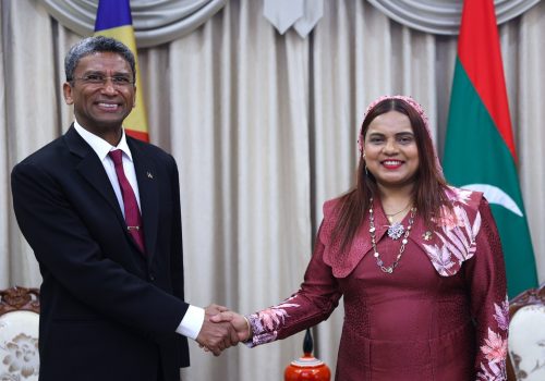 ފޮރިން މިނިސްޓަރު އިރުތިޝާމް އާދަމް، ސީޝެލްސްގެ ފޮރިން މިނިސްޓަރު ބެރީ ފޯ އާއި ސަލާމް ކުރައްވަނީ -- ފޮޮޓޯ: ފޮރިން މިނިސްޓްރީ