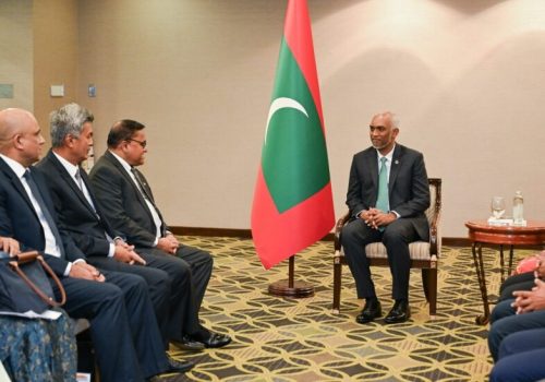 ސްރީލަންކާގެ މިނިސްޓަރ އޮފް ފޮރިން އެފެއާޒް، ފޮރިން އެމްޕްލޯއިމަންޓް އެންޑް ޓޫރިޒަމް ވިޖިތަ ހޭރަތު، ރައީސް ޑރ. މުހައްމަދު މުއިއްޒުގެ އަރިހަށް އިހްތިރާމްގެ ޒިޔާރަތެއް ކުރެއްވުން --