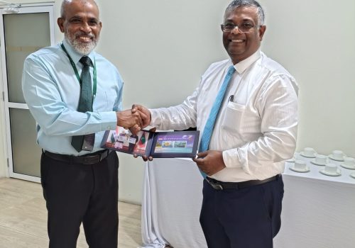 އިންޑިއާއިން ރާއްޖެއަށް ކަނޑައަޅުއްވާފައި ހުންނަވާ ހައި ކޮމިޝަނަރު މުނޫ މަހާވަރް އާއި ހައުސިން ޑިވެލޮޕްމަންޓް ކޯޕަރޭޝަން (އެޗްޑީސީ) ގެ މެނޭޖިން ޑިރެކްޓަރު ފަޒުލް ރަޝީދު ބައްދަލުކުރައްވަނީ -- ފޮޓޯ އިންޑިއާ ހައިކޮމިޝަން