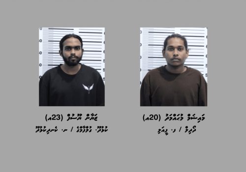 ބަނގުރާ ގެންގުޅުމުގެ ތުހުމަތުގައި ހައްޔަރުކުރި ދެ ޒުވާނުން  --- ފޮޓޯ: ފުލުހުން