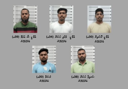 މީހަކު ރަހީނުކުރި މައްސަލައިގައި ހައްޔަރުކުރި 5 ބިދޭސީން: ހަތަރު ބިދޭސިއަކު ވަނީ ޝަރީއަތް ނިމެންދެން ބަންދުކޮށްފައި -- ފޮޓޯ: ފުލުހުން