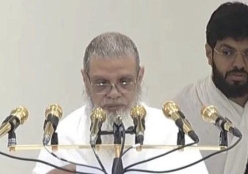 ޝައިޚް ޢަލީ ބިން ޢަބްދުއްރަޙްމާން އަލް-ޚުޛައިފީ ހައްޖު ހުތުބާ އިއްވައިދެއްވަނީ -- ފޮޓޯ: ޕާކިސްތާން ޓައިމްސް