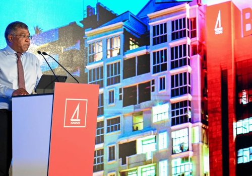 ބޭންކް އޮފް މޯލްޑިވްސްގެ ސީއީއޯ އަދި މެނޭޖިން ޑިރެކްޓާ މުހައްމަދު ޝަރީފް -- ފޮޓޯ: އެޓޯލްސް ޓައިމްސް