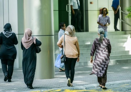 އޮފީސްތަކުގައި މަސައްކަތް ކުރާ ބައެއް މުވައްޒަފުން ވެލާނާގެ ބޭރުގައި. ފޮޓޯ: މިހާރު